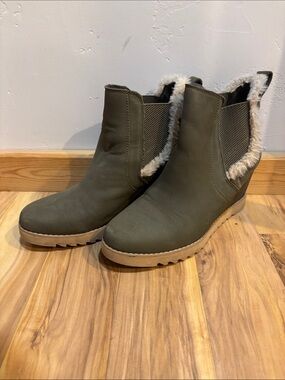 TOMS Women’s Olive Green Faux-Fur Lined Ankle Boots